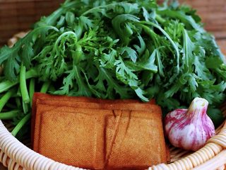 1、蚝油茼蒿肉丝豆干小炒,准备好所有的食材、豆干、茼蒿、紫皮大蒜、嘻嘻、猪肉忘记拍了