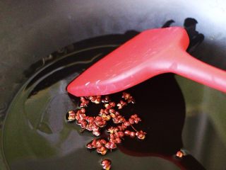 4、蚝油茼蒿肉丝豆干小炒,热锅倒入花生油后烧至六成热时、加入花椒粒小火炸香