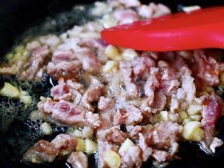 7、蚝油茼蒿肉丝豆干小炒,大火继续翻炒、直至看见猪肉断生变色时