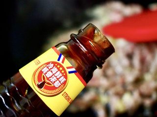 8、蚝油茼蒿肉丝豆干小炒,加入蚝油调味继续翻炒一下