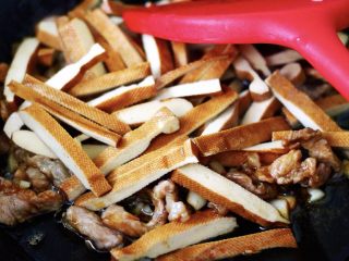 9、蚝油茼蒿肉丝豆干小炒,放入切条的豆干