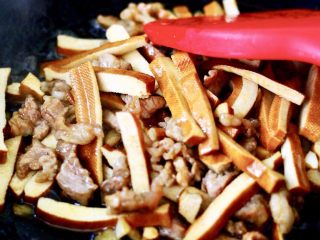 10、蚝油茼蒿肉丝豆干小炒,继续用大火进行翻炒片刻