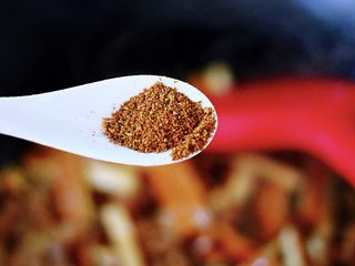 11、蚝油茼蒿肉丝豆干小炒,加入花椒后再继续翻炒