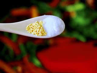 13、蚝油茼蒿肉丝豆干小炒,放入适量盐和鸡精调味