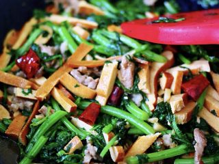 14、蚝油茼蒿肉丝豆干小炒,大火翻炒至茼蒿变色后即可关火