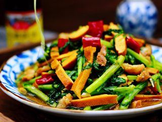 15、蚝油茼蒿肉丝豆干小炒,铛铛铛、诱人的茼蒿肉丝豆干小炒出锅喽