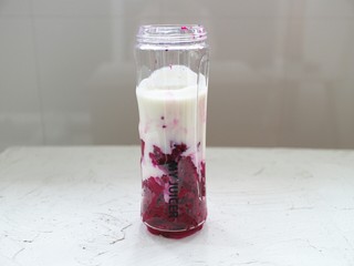 8、火龙果奶昔,将酸奶和火龙果一起放入料理机