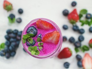11、火龙果奶昔,接着再将草莓，蓝莓和薄荷叶装饰在上面就OK啦！