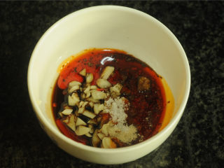 8、减肥族的营养大餐——伤心豆腐,加入蒜泥、花椒粉、辣椒油、鸡精、白糖做成调味汁