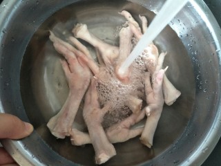 2、泡椒凤爪,取八根凤爪解冻洗净