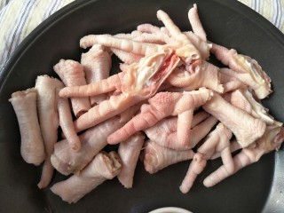 3、泡椒凤爪,剪去指甲对半切开