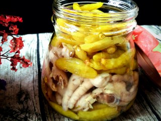 16、泡椒凤爪,一天之后就可以取出来吃啦。????