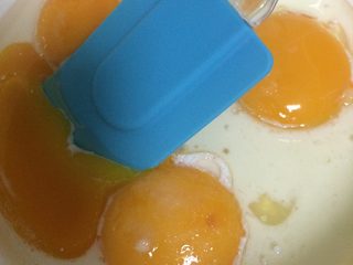 3、葡萄干戚风蛋糕,如图在蛋黄中加入10g细砂糖、30g植物油、30g牛奶，然后用硅㬵捧搅拌均匀；