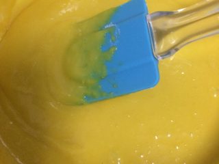 5、葡萄干戚风蛋糕,如图搅拌均匀无颗粒状；