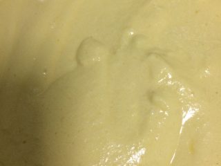 8、葡萄干戚风蛋糕,如图全部拌好的面糊；