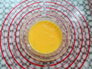 3、番茄鸡蛋三明治,取一只干净的小碗打散鸡蛋搅均匀