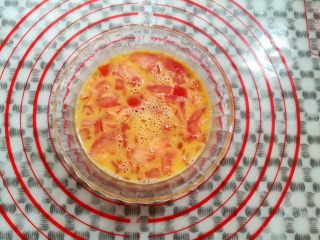 4、番茄鸡蛋三明治,蛋液里加入番茄丁