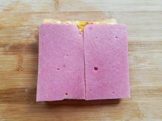 11、番茄鸡蛋三明治,番茄蛋饼上加上2片火腿肠片（如果火腿肠片比较大就放一块）