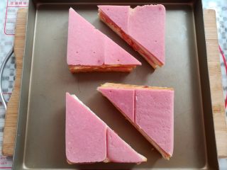 14、番茄鸡蛋三明治, 用锋利的刀把吐司片斜对角切成2组，放入烤盘