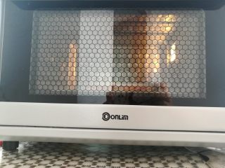 15、番茄鸡蛋三明治,烤箱底层上火130度，下火160度烤箱10分钟烤到土司片底部有一点脆就可以了