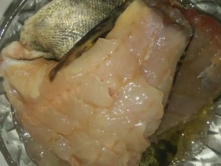 5、鸿运松鼠桂鱼,5.鱼肉裹上蛋清酒