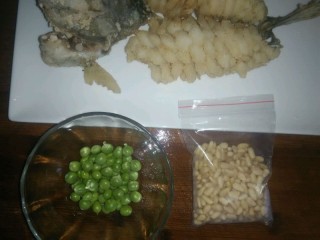 9、鸿运松鼠桂鱼,9.剥好豌豆，松子买来就剥好的！平时要放冰箱冷冻喔！