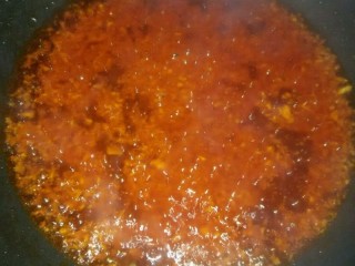 11、鸿运松鼠桂鱼,11.下番茄小火炒一分钟，下白醋，白糖，鸡粉炒一分钟