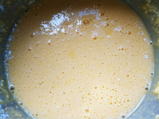 6、椰蓉蜂蜜蛋糕卷,用电动打蛋器搅拌均匀