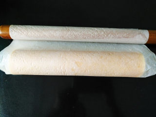 17、椰蓉蜂蜜蛋糕卷,借助擀面杖卷起，完全冷却后即可切块享用