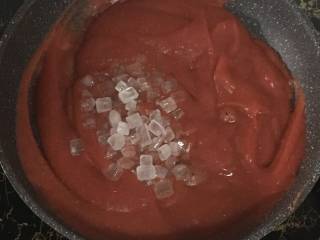 4、山楂糕,加入冰糖。