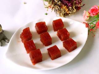 8、山楂糕,切成适合宝宝吃的大小。山楂糕虽好吃，但小宝宝一次不要吃多了哦。