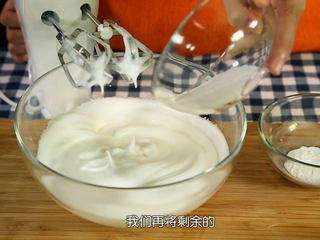 5、戚风蛋糕,【第一次加糖】糖分3次加进去,先加入先加入三分之一,我们继续开三档高速打发,细沙糖加入之后的蛋白霜会变软,蛋白霜发泡之后会慢慢变硬,然后蛋白霜开始有阻力,打蛋器会慢慢变重,一直打发到提起形成尖勾的发泡程度