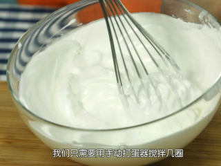 11、戚风蛋糕,蛋黄糊做好后我们要检查蛋白霜,用一个干净的手动打蛋器,然后舀起一坨蛋白霜看看状态,表面和里面的气泡是否均匀,最佳的状态是没什么变化的,像刚才静置之前的状态,做出这样稳定的蛋白霜,我们只需要用手动打蛋器搅拌几圈,蛋白霜的小气泡就会变得均匀细致