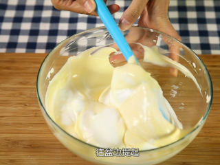 13、戚风蛋糕,把刚才混合均匀的面糊全部倒入刚才检查过的蛋白霜里,用翻拌的手法拌匀这边的戚风面糊,我们先把边缘的蛋白霜刮进去,然后中间划入,抄起底部,转动蛋盆,往盆边提起,不断重复,直到戚风面糊拌匀至看不见白色的蛋白霜为止,拌好的面糊质地是细腻的,无明显大气泡的