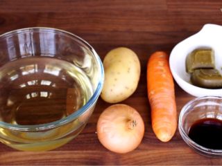 1、超级梦幻咖喱蛋包饭,先做酱汁 准备这些材料