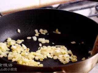 4、超级梦幻咖喱蛋包饭,到它变成金色 记得加“油”