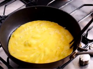 18、超级梦幻咖喱蛋包饭,放到锅里搅拌