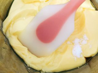 2、黄油曲奇,加入2g盐，加了些许盐的曲奇吃起来甜中带点咸的，味道很好