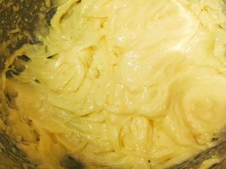 3、黄油曲奇,打蛋器1档，搅拌5秒秒，把盐充分混进黄油里，但不打发，颜色稍微变浅一点了就行。