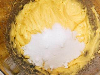 4、黄油曲奇,分两次放入砂糖，每放入一次，开动打蛋器1档搅拌5秒，把糖充分混进黄油里即可。注意不是打发哦。