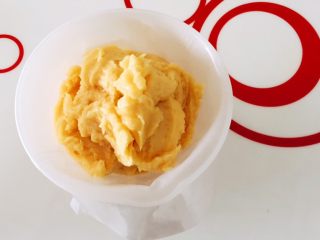 8、黄油曲奇,曲奇糊放进硅胶袋里