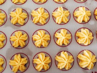 10、黄油曲奇,这个花形我挤得比较小，烤的时间用了22分钟