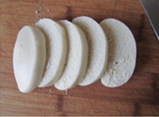 2、馒头的华丽转身---鸡蛋沙拉VS黄金馒头,将馒头切成薄片