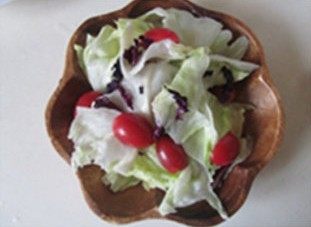 9、馒头的华丽转身---鸡蛋沙拉VS黄金馒头,将生菜撕成片、圣女果切成块放入碗中