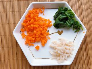2、【宝宝辅食】干贝菠菜粥,泡发好的干贝用手撕成小条