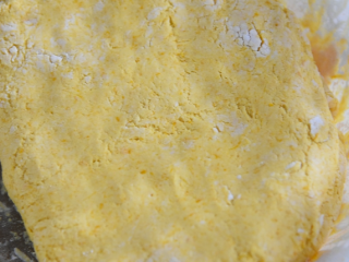 5、只需一根牙签,新手也能做出以假乱真的漂亮,黄金南瓜包,揉捏成团后,放置10分钟