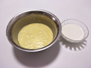 11、魔法蛋糕,再加入最后一半牛奶,继续低速打发。