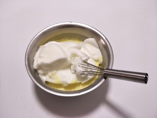 12、魔法蛋糕,然后打发后的蛋黄糊,加入之前打发的蛋清。用手持打蛋器快速搅拌,不用担心消泡。