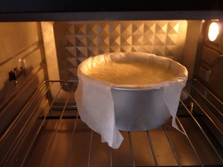 15、魔法蛋糕,送入160度烤箱中下层,烘烤50分钟。