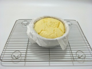 17、魔法蛋糕,烤好后,端出来晾凉。然后送入冰箱冷藏4小时。